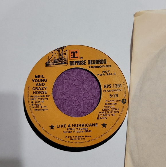 Lot of 2 Neil Young 45 rpms ; GOOD condition, BOTH ARE RARE PROMOTIONAL COPIES! - Picture 2 of 5